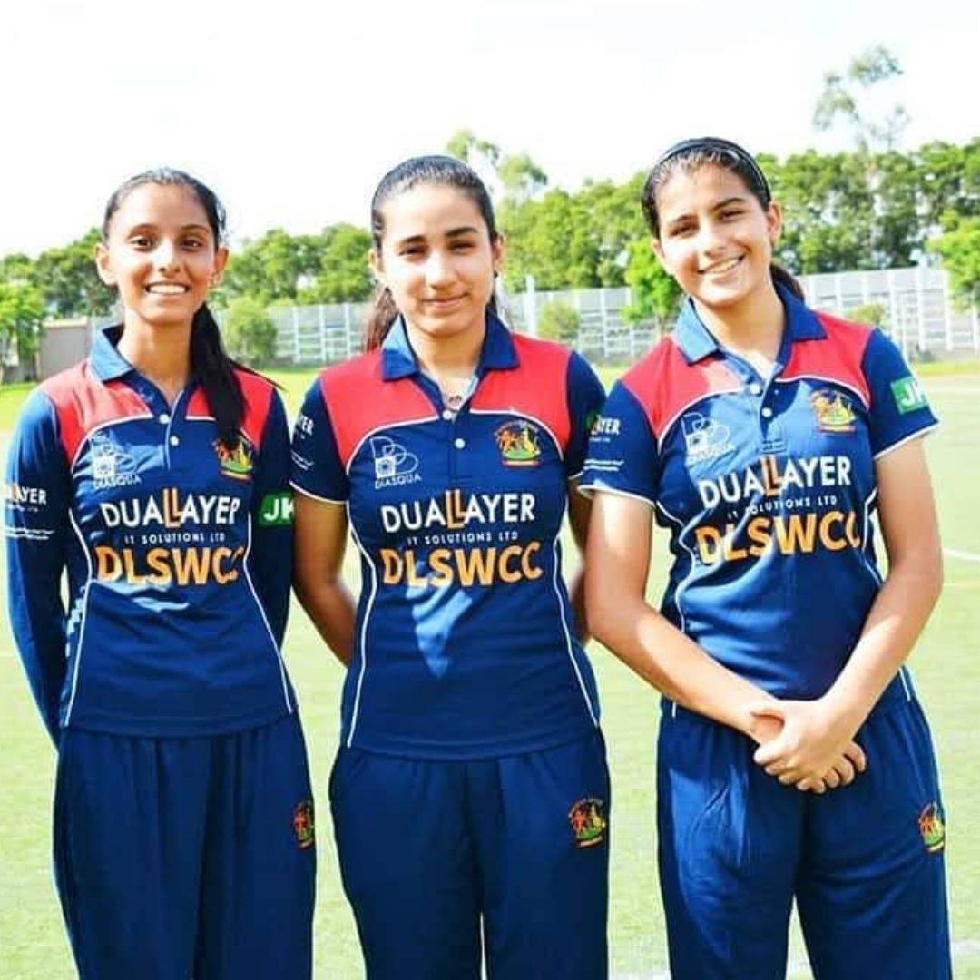 Maryam Bibi with her teammates